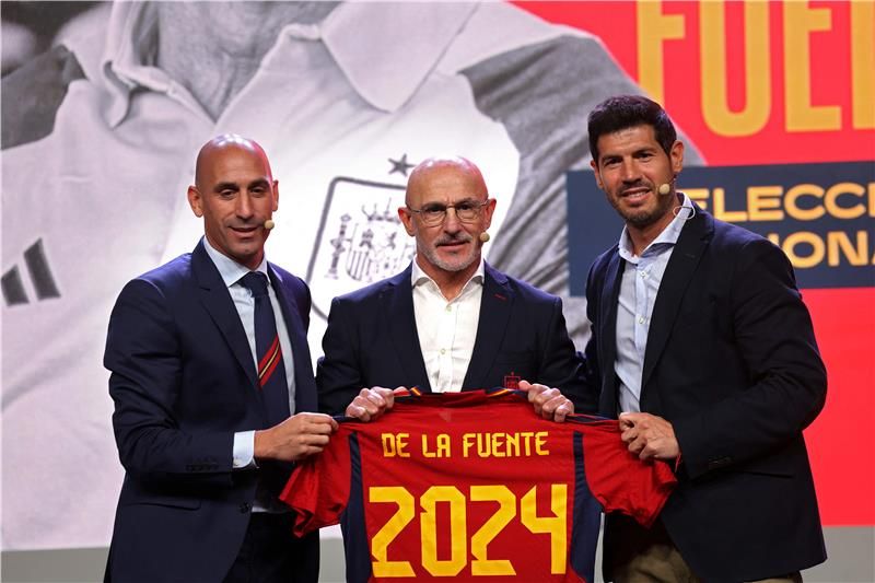 لويس روبياليس (على اليسار)