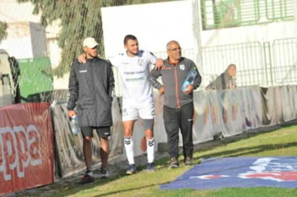 حازم الحاج حسن مغادرا الكلاسيكو مصابا