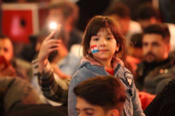 طفلة عراقية تتابع المباراة