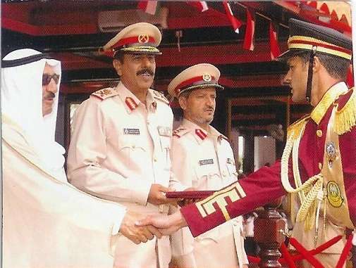  اللاعب بدر المطوع أثناء تكريمه من أمير الكويت بعد تخرجه من الحرس الوطني