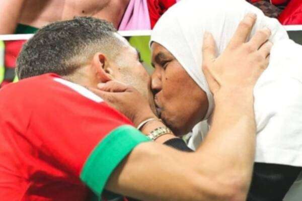 أشرف حكيمي مع والدته