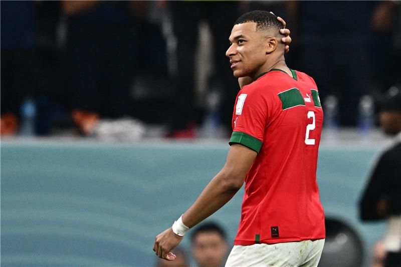 مبابي بقميص حكيمي