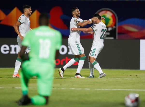 إسماعيل بن ناصر مع لاعبي الجزائر