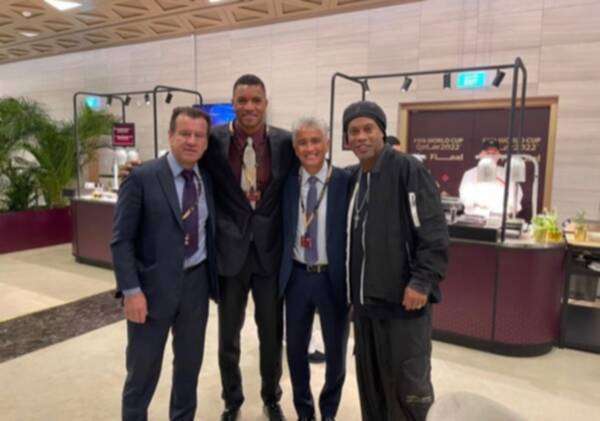 رونالدينيو (يمين)