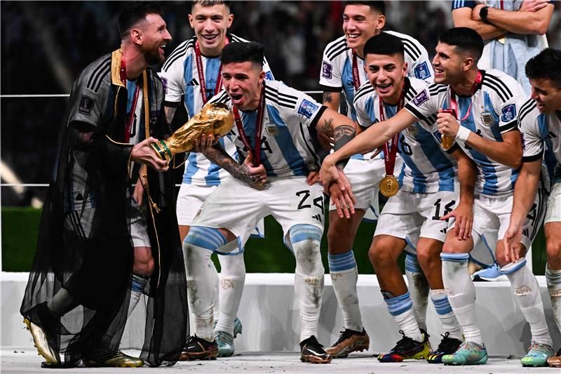 ليونيل ميسي مع لاعبي الأرجنتين