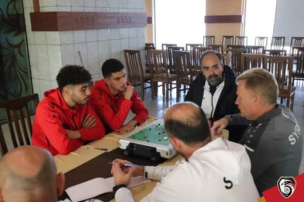 فوتا مع لاعبي منتخب سوريا للشباب