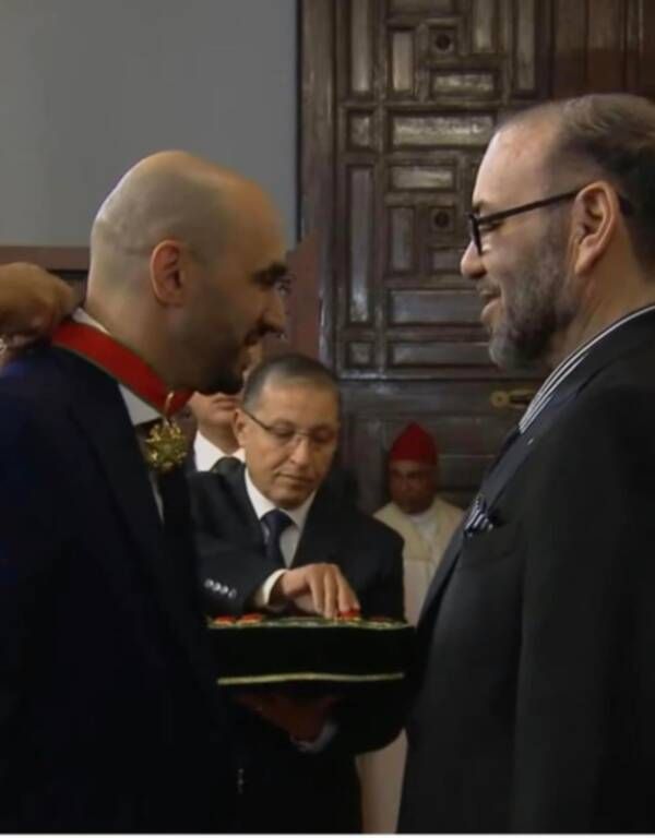 ملك المغرب يقلد الركراكي وسام القائد