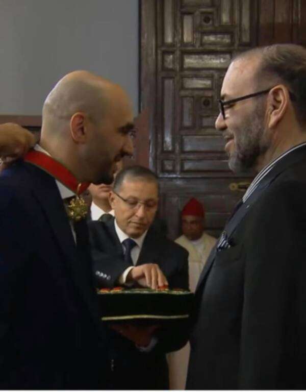 ملك المغرب يقلد الركراكي وسام القائد
