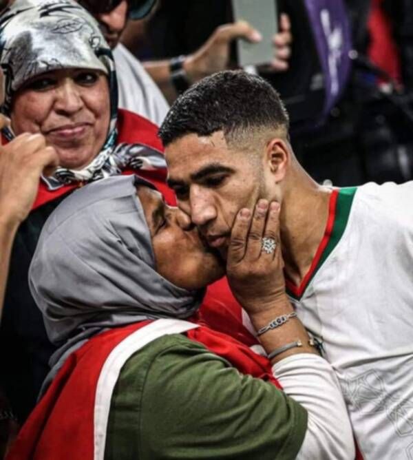 أشرف حكيمي ووالدته