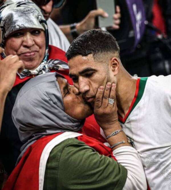 أشرف حكيمي ووالدته