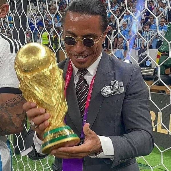 الشيف نصرت يحمل كأس العالم