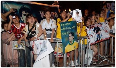 جماهير مدينة تيانجين عند استقبالها لاعبي ريال مدريد