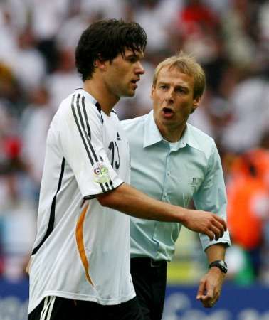 مدرب المنتخب الألماني كلينسمان ( يمين ) يوجه بالاك