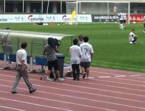 المشجعان الصينيان يلتقيان بالمدرب مورينيو بعد أن سمح لهم بالدخول