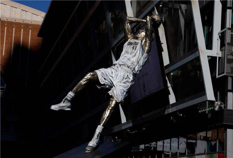 تمثال ديرك نوفيتسكي