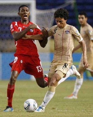 أحمد صبحي لاعب منتخب مصر  يمر من ميلر لاعب بنما 