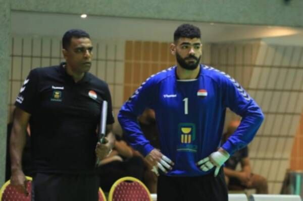 حمادة النقيب (يسار)