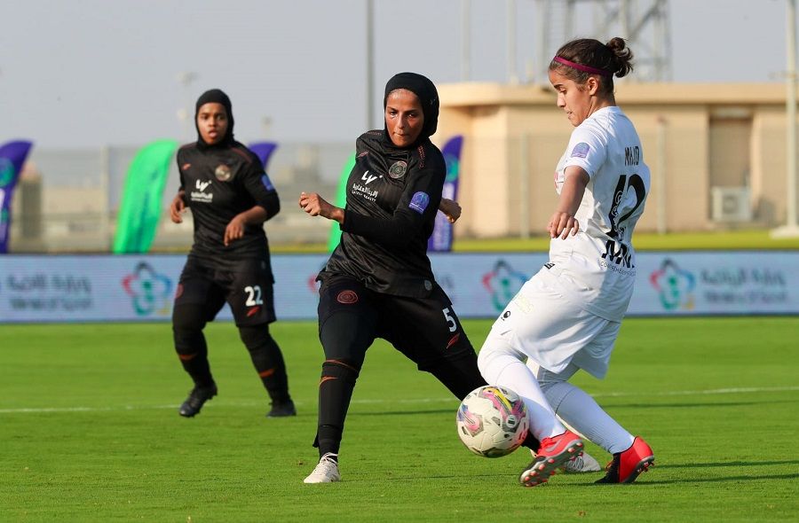 مجد العتيبي (يمين)