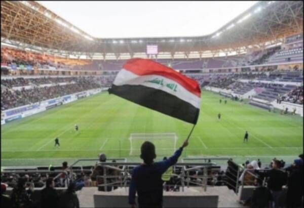 علم العراق يرفرف في المدرجات