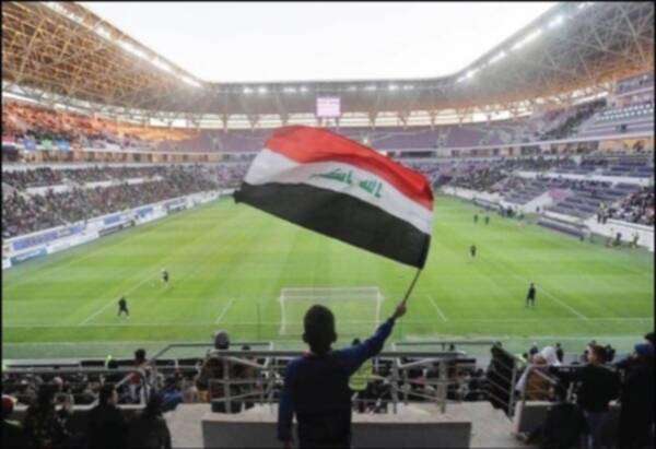 علم العراق يرفرف في المدرجات