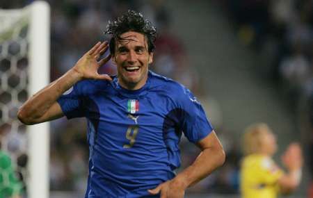 لوكا توني احرز هدفين لايطاليا 