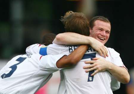 رونى يعانق بيكهام 