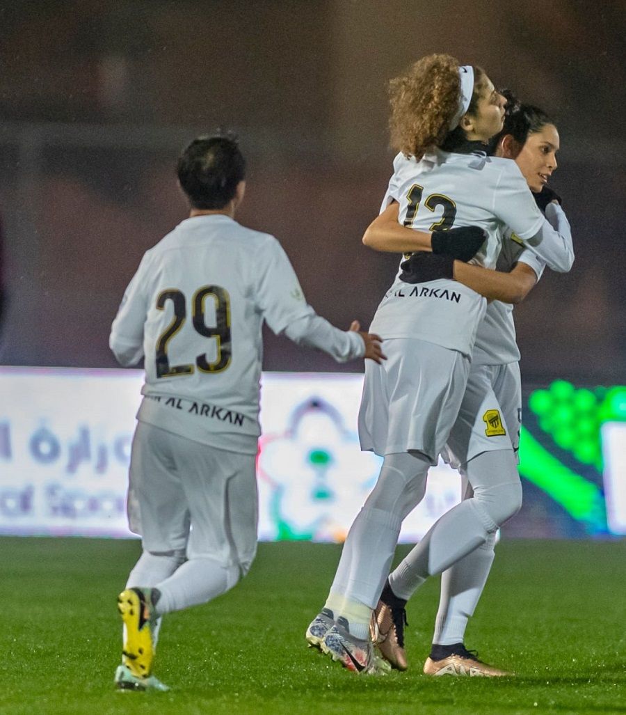 لاعبات الاتحاد بعد الانتصار على سما