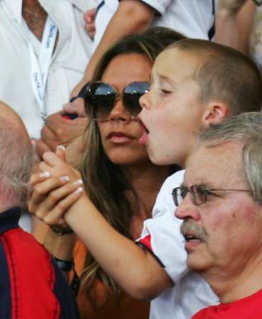 فيكتوريا بيكهام زوجة قائد منتخب انجلترا بيكهام و ابنه بروكلين 