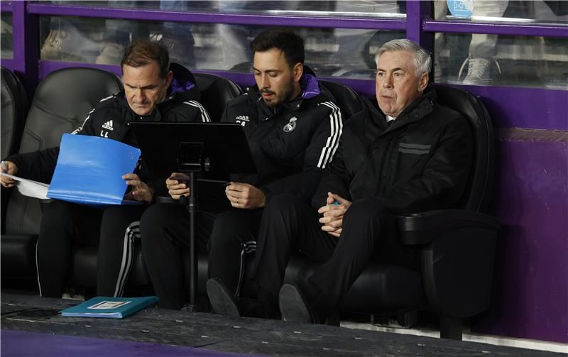 أنشيلوتي (أقصى اليمين)