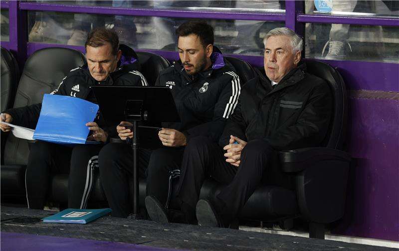 أنشيلوتي (أقصى اليمين)