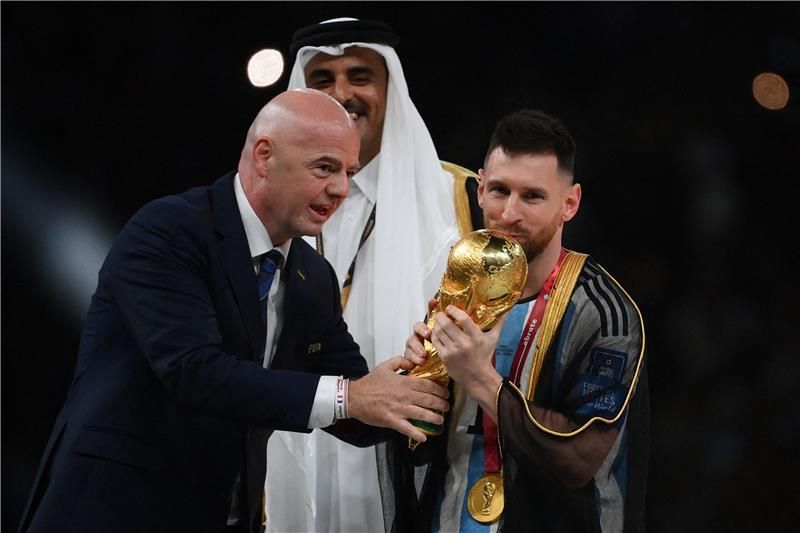 لحظة تتويج ميسي بكأس العالم