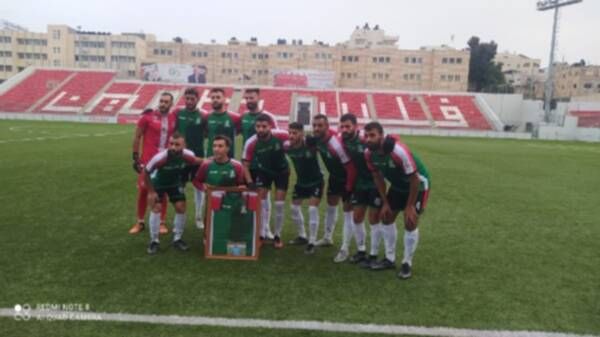 لاعبو جبل المكبر يرفعون صورة الشهيد أحمد دراغمة