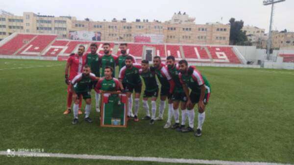 لاعبو جبل المكبر يرفعون صورة الشهيد أحمد دراغمة