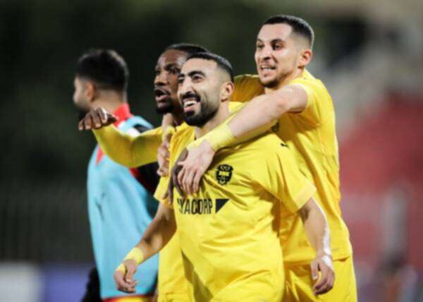 مهدي حميدان مع لاعبي الخالدية