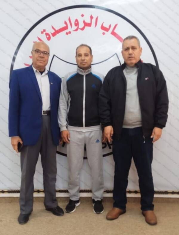 توفيق الهندي (وسط)