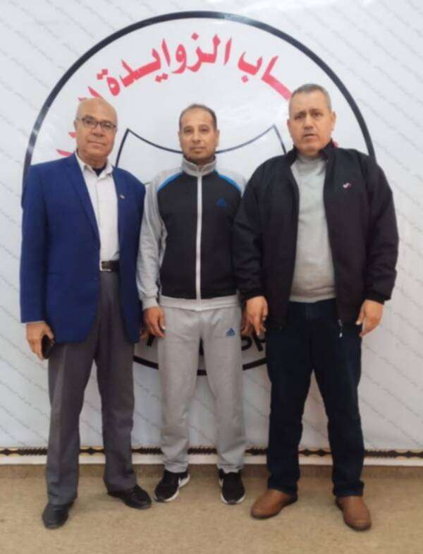 توفيق الهندي (وسط)