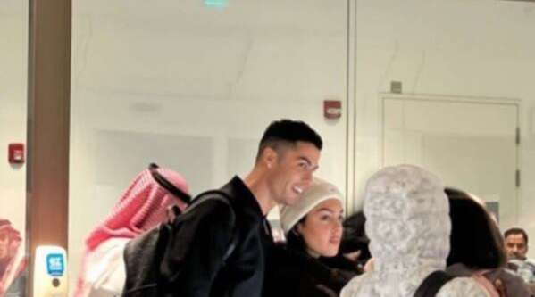 رونالدو لحظة وصوله لمطار الملك خالد
