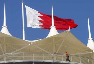علم البحرين يرفرف اعلى البرج في حلبه البحرين