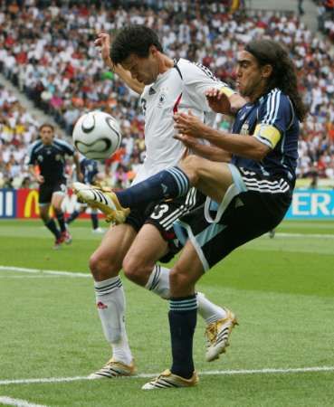 كابتن المنتخبين الألماني مايكل بالاك (يسار) مع الارجنتيني خوان بابلو سورين