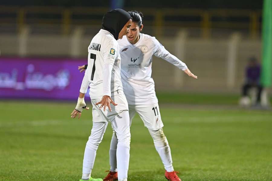 احتفال داليا أبولبن (يمين) وتهاني الزهراني بطريقة رونالدو