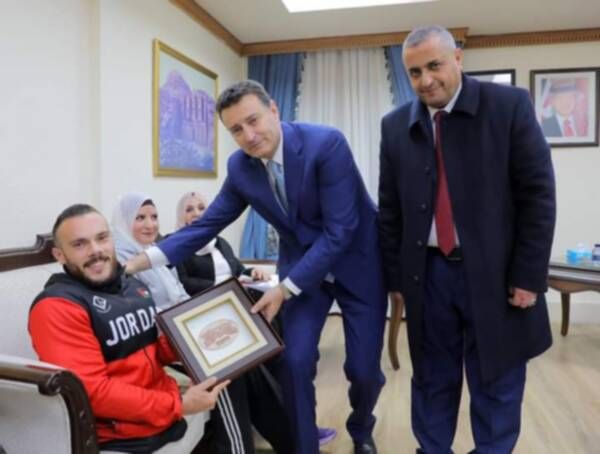 من التكريم