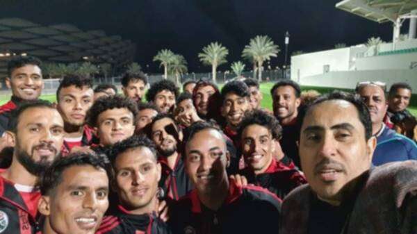 وزير الرياضة اليمني مع المنتخب
