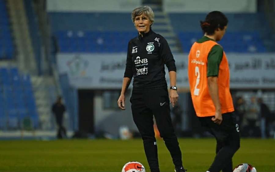 مونيكا ستاب في معسكر الخبر