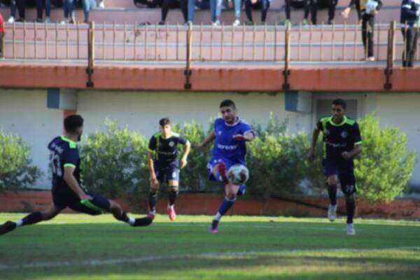 طارق أبو غنيمة يسدد الكرة