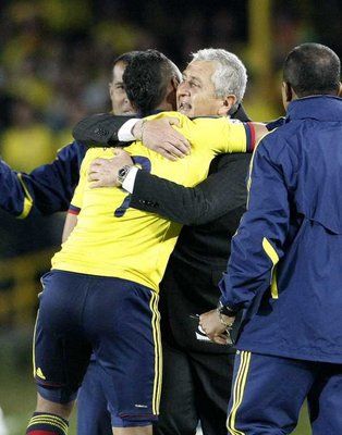 المدرب لارا يحتفل مع اللاعبين بعد التأهل لدور الستة عشر