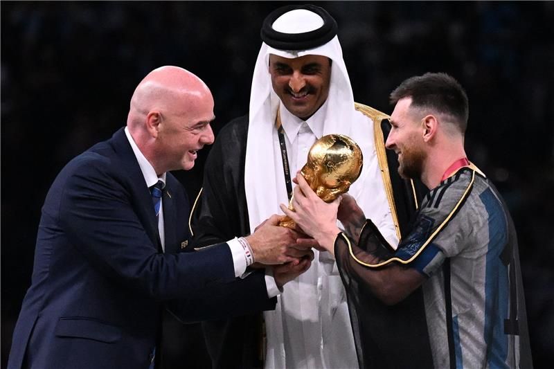 ميسي لحظة التتويج بكأس العالم