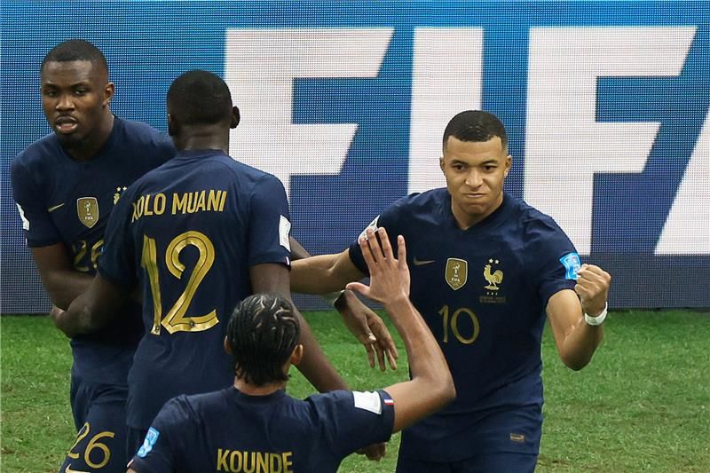 ماركوس تورام (يسار)