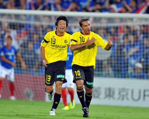 البرازيلي لياندرو دومينغيز يحتفل عد إحرازه الهدف الأول بالمباراة