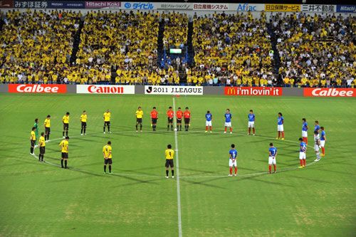 وقف جميع اللاعبين في دقيقة صمت ترحماً على المتوفي ناوكي ماتسودا