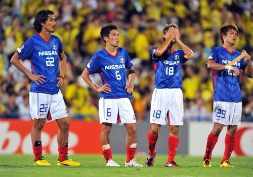 حسرة لاعبي يوكوهاما بعد اضاعتهم صدارة الترتيب